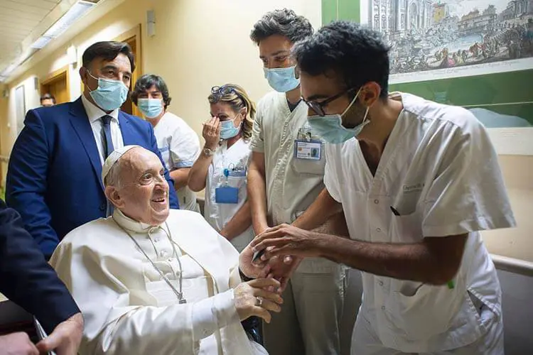 Papa Francisco sigue misa por televisión desde el hospital