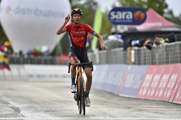  Gino Mäder falleció hoy viernes tras un choque del Tour de Suiza