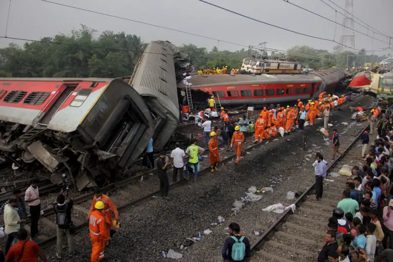 India | Conoce la causa del mortal triple choque ferroviario