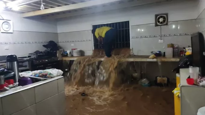 Inundaciones en Guanare tras desborde de la quebrada Las Piedras