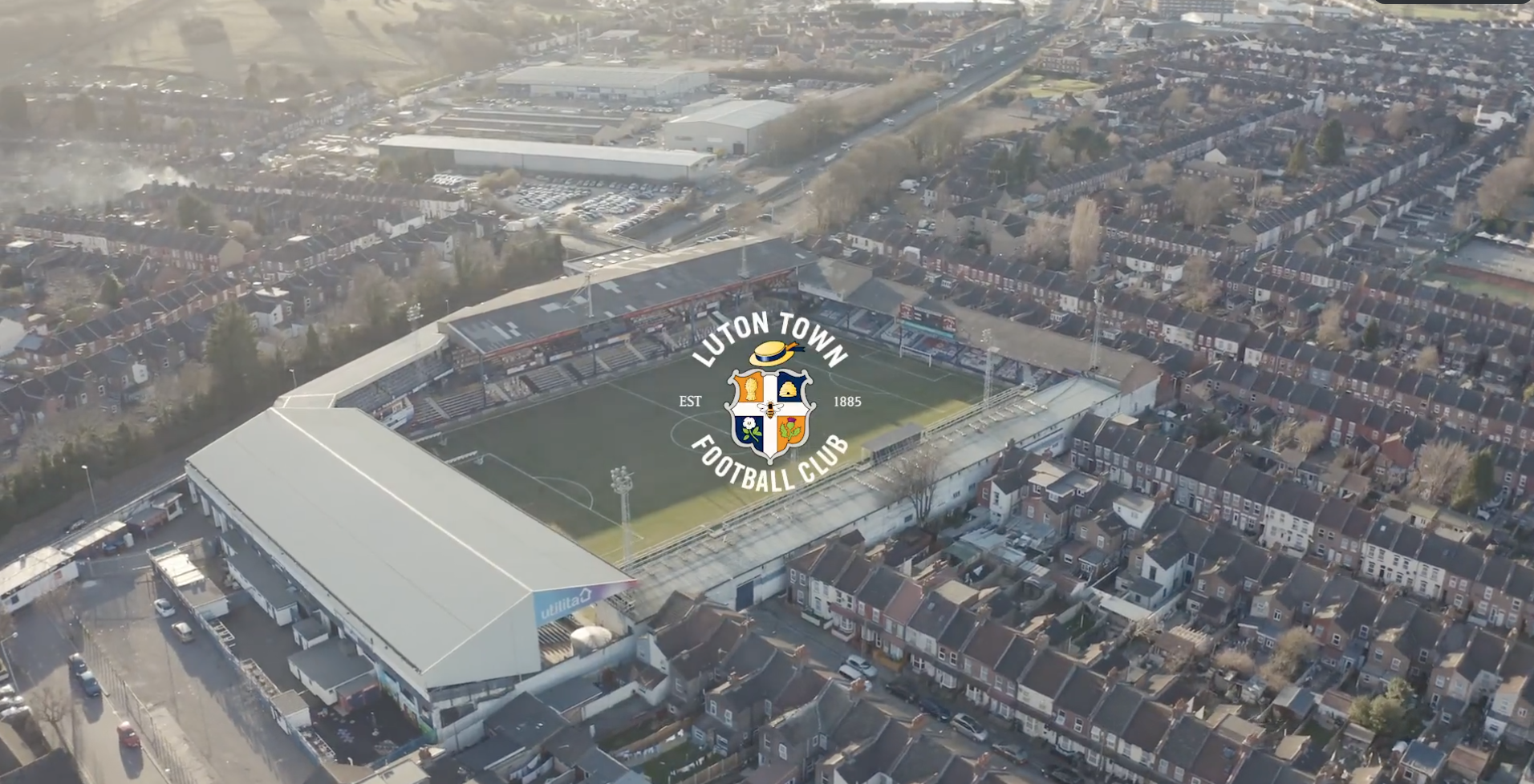 Curiosidades PL on X: O Kenilworth Road, estádio do Luton Town