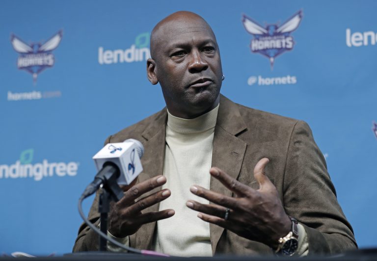 Michael Jordan venderá su parte de Hornets de Charlotte
