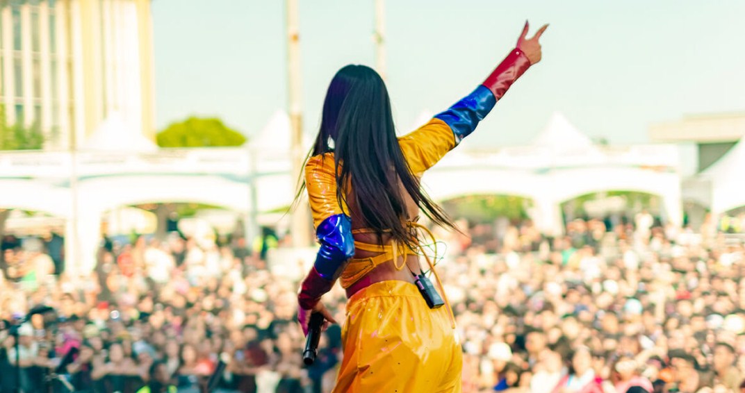 La cantante Aiona Santana brilla en el escenario junto a superestrellas de la música latina en el Festival Fuego Fuego.