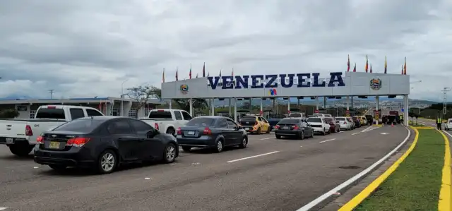 Colombia cierra la frontera al transporte público venezolano