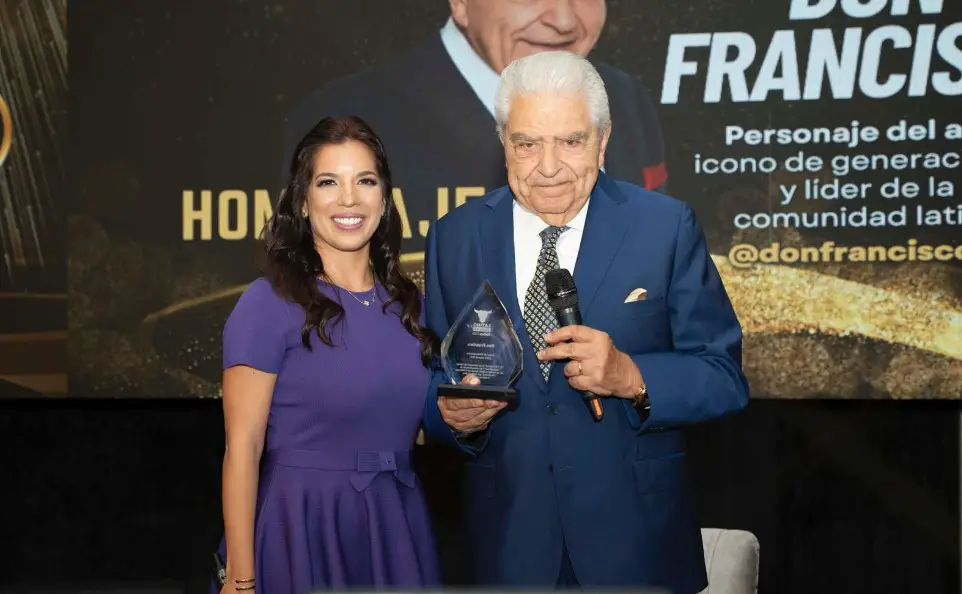 Gabriela Berrospi fundadora de Latino Wallstreet entregó el Premio “Ícono de Generaciones” a Don Francisco.
