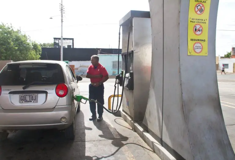 Gasolina dolarizada: Estaciones con suministro diario y menos colas