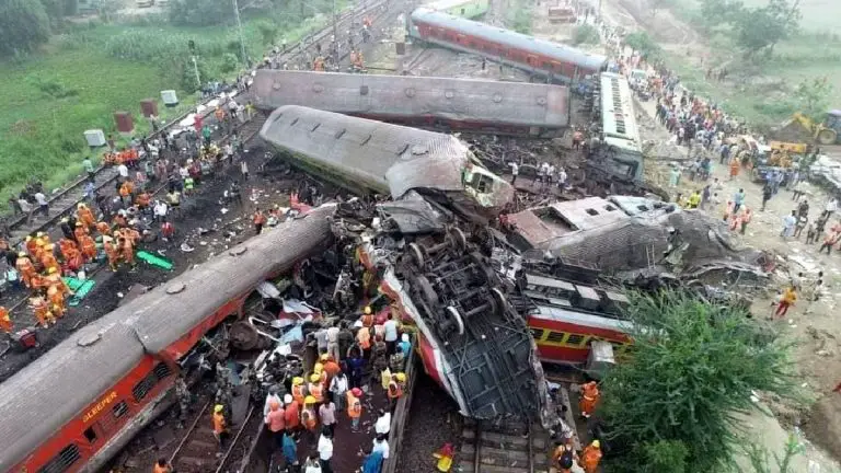 Tragedia en la India: Van 261 muertos por accidente de trenes