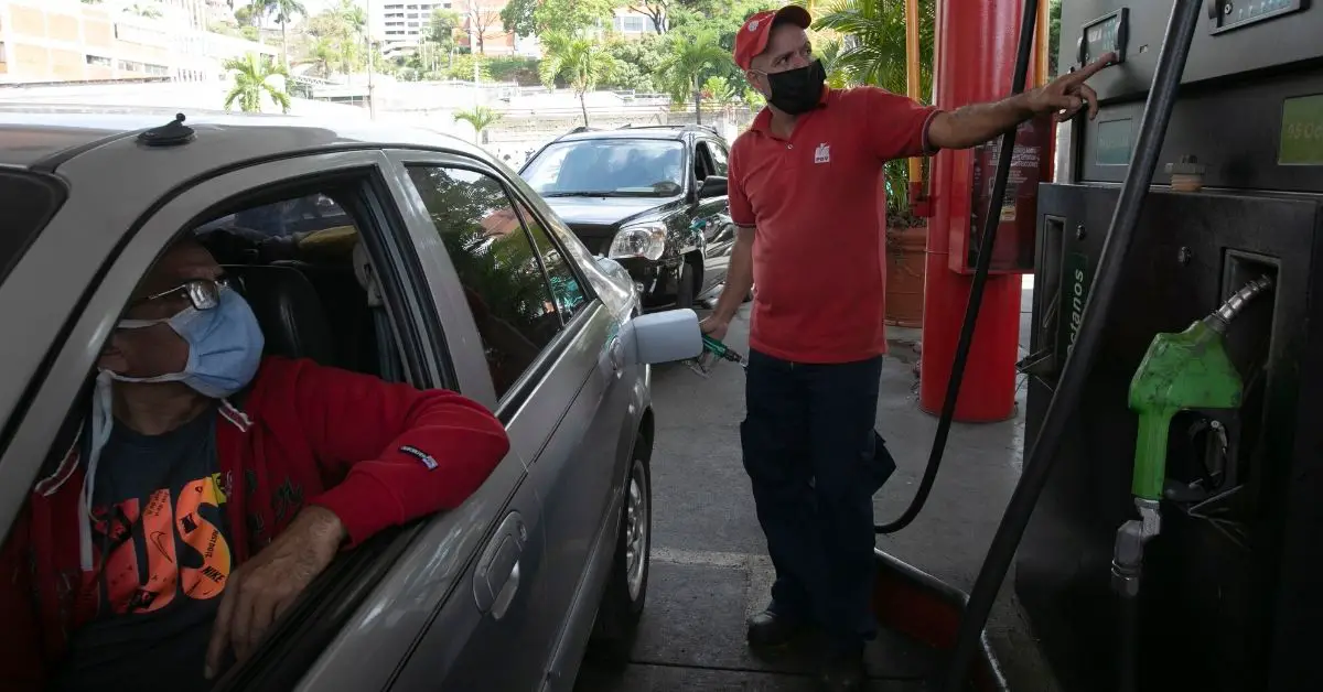 ¡Sin fin! Largas colas para surtir gasolina en Venezuela (FOTOS)