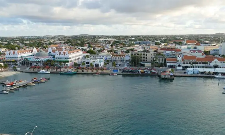 Aruba mantendrá las restricciones de vuelos por 3 meses más