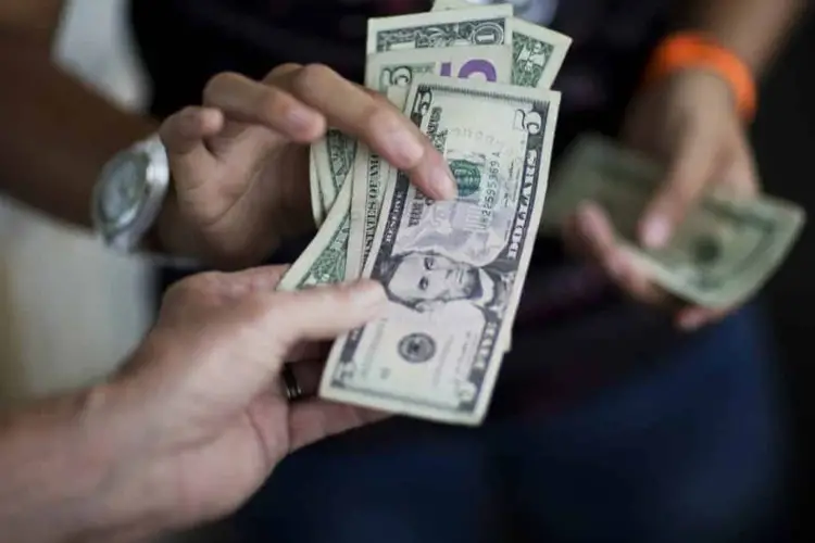 Economista detalla el aumento de los precios en dólares en el país