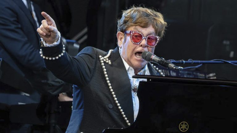 Elton John testifica a favor de Kevin Spacey