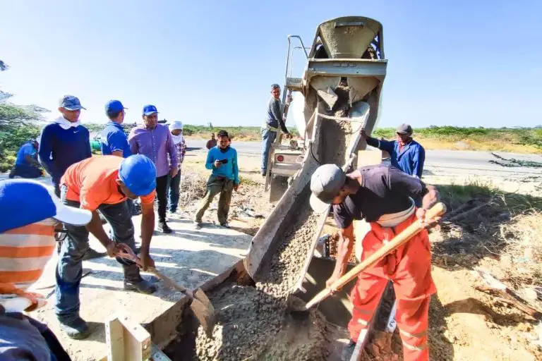 Hidrofalcón repara tubería de 32 pulgadas en Los Taques