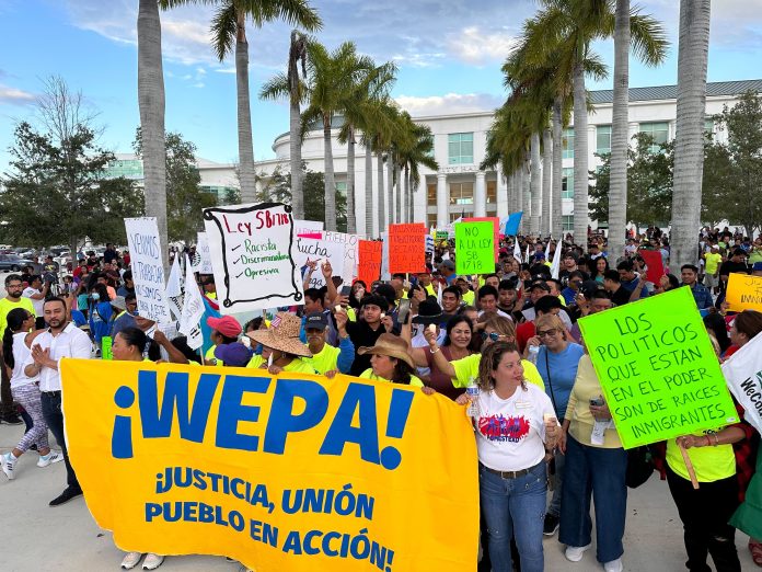 Latinos en Florida protestan por ley antiinmigrantes