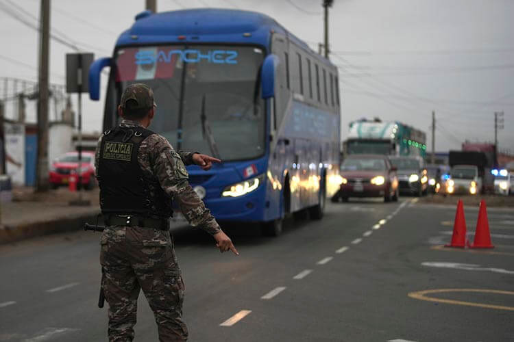 En Perú despliegan la policía por protestas