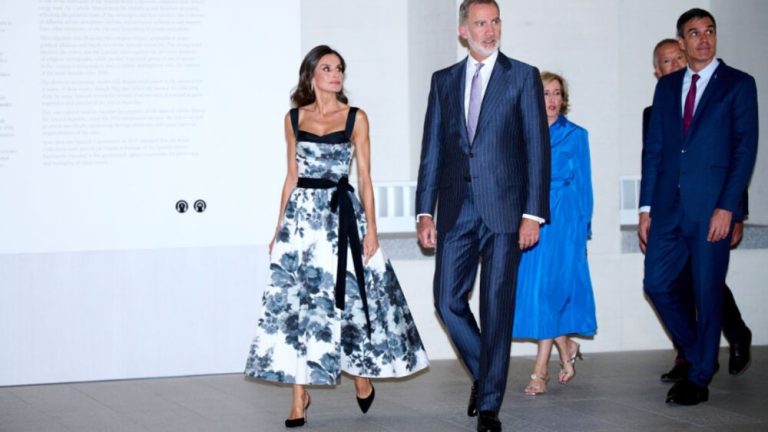 La reina Letizia deslumbra con este vestido de Carolina Herrera