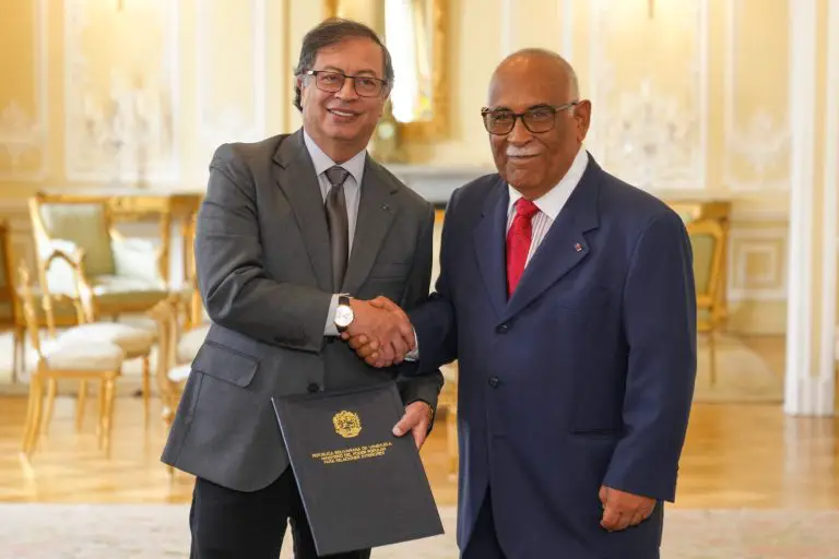 Petro recibe credenciales del embajador de Venezuela en Colombia