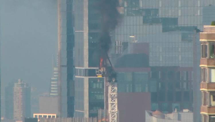 Grúa de construcción se incendia en Manhattan