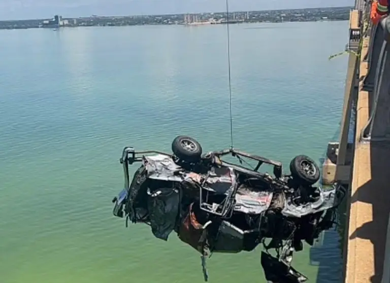 Así sacaron el carro que cayó al lago de Maracaibo (VIDEO)