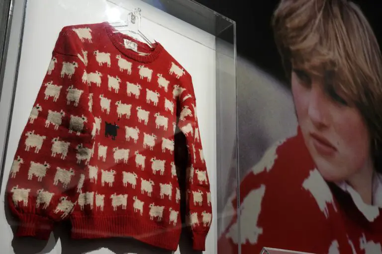 ¿Cuánto pagarán por un suéter rojo de la princesa Diana?