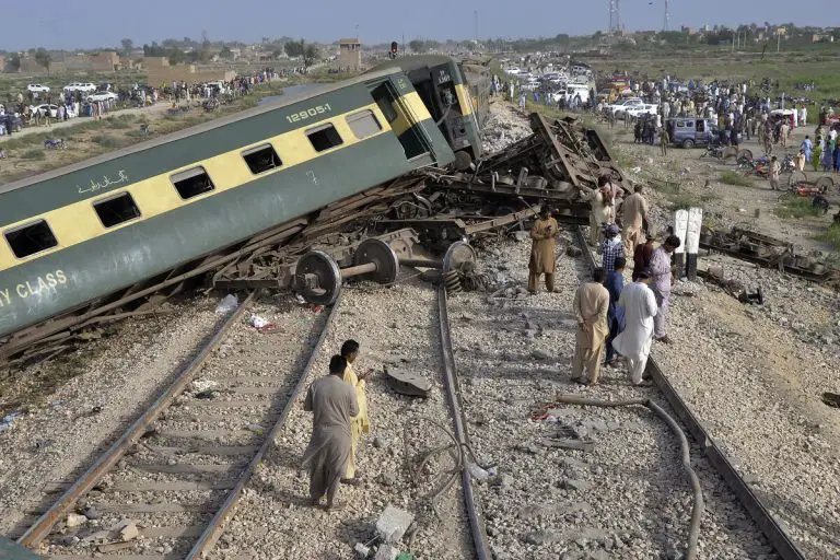 30 muertos por descarrilamiento de un tren en Pakistán