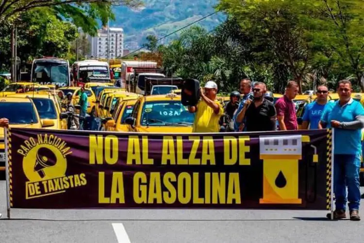 Aumento de la gasolina en Colombia genera bloqueos y marchas