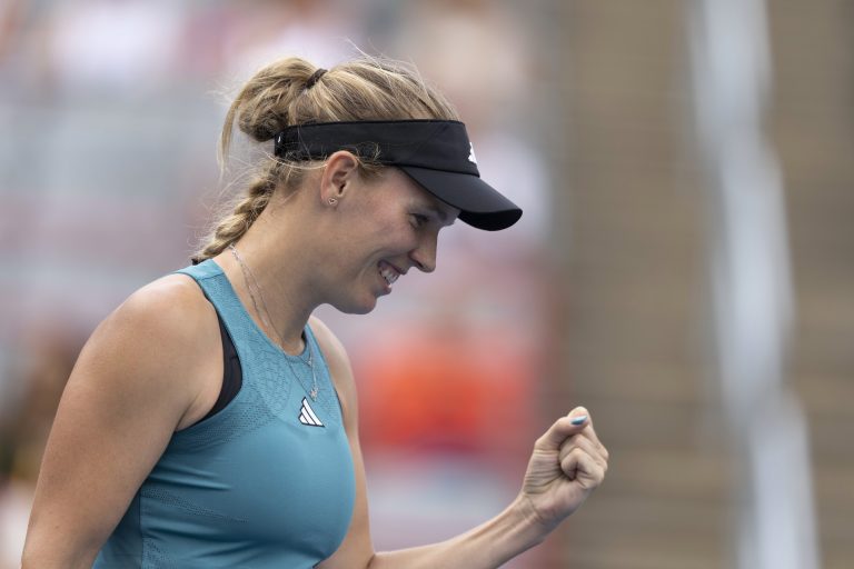 Caroline Wozniacki regresa victoriosa al tenis