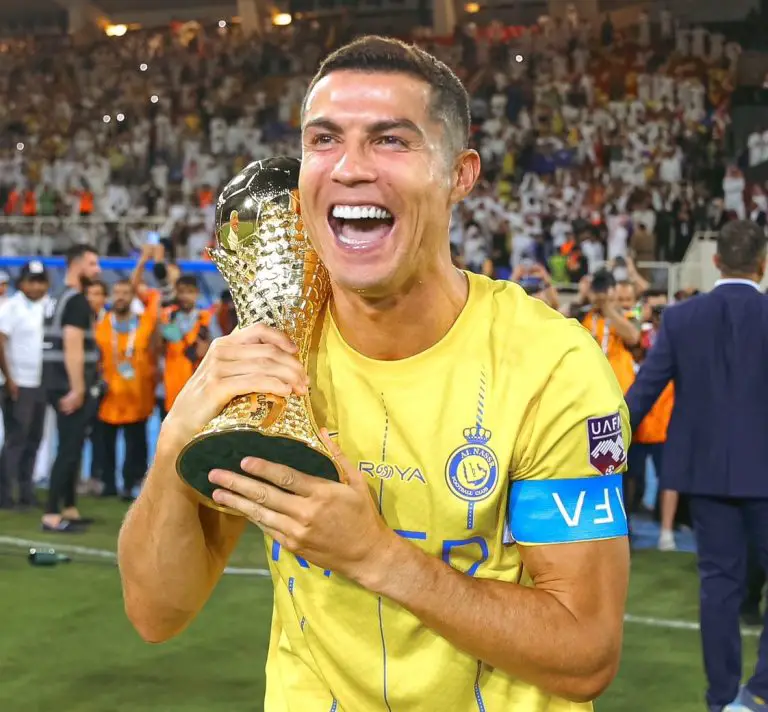 Cristiano Ronaldo alza su primer trofeo con Al Nassr