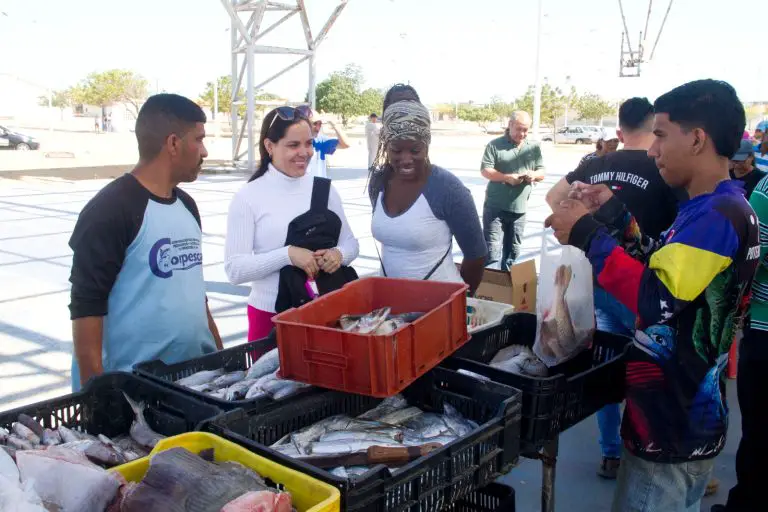 Distribuyen una tonelada de pescado en Banco Obrero