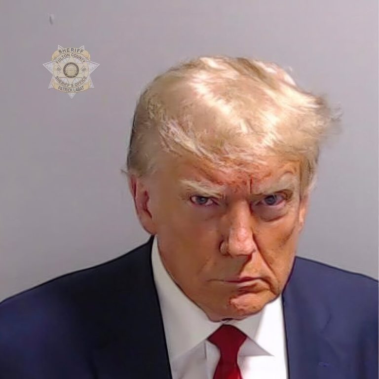 Donald Trump es fichado y sale bajo fianza de cárcel de Atlanta