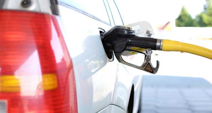 Economista: Pagar gasolina dolarizada está en el presupuesto familiar