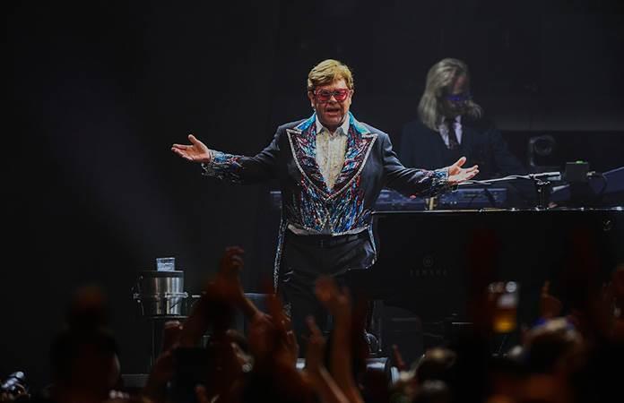 Elton John recibe el alta hospitalaria tras sufrir una caída