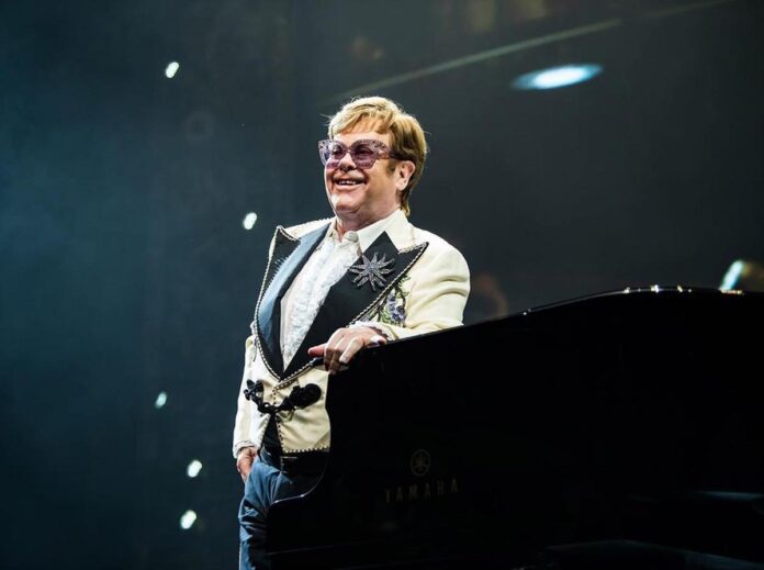 Elton John se encuentra estable tras accidente doméstico