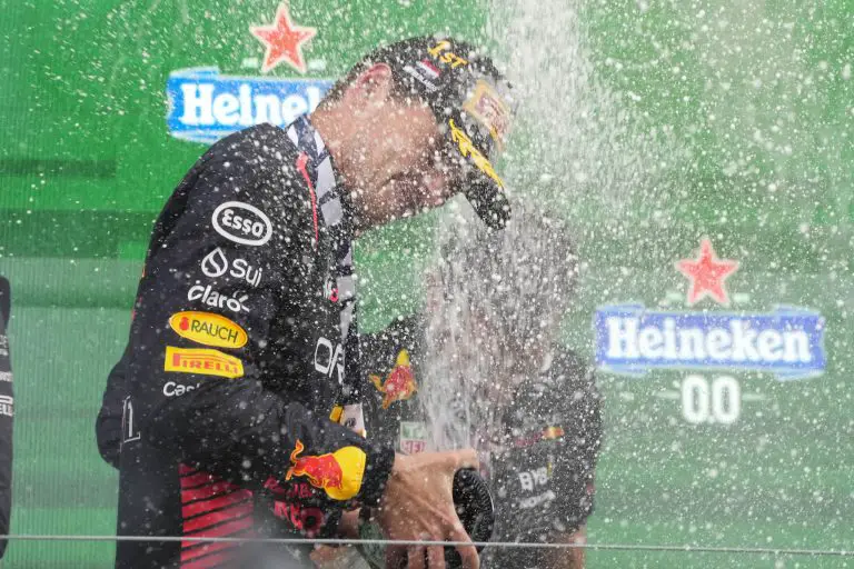 Max Verstappen ni se inmutó con la lluvia al llevarse el domingo la victoria en el Gran Premio de Holanda para igualar el récord de Sebastian Vettel 