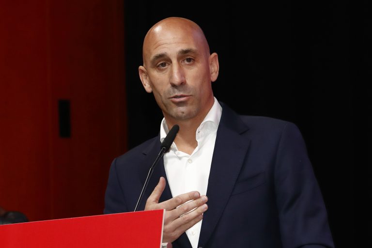 Luis Rubiales suspendido por la FIFA tras no dimitir