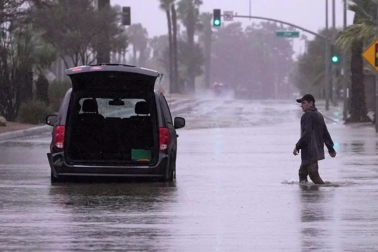El sur de California se prepara lluvias e inundaciones por Hilary