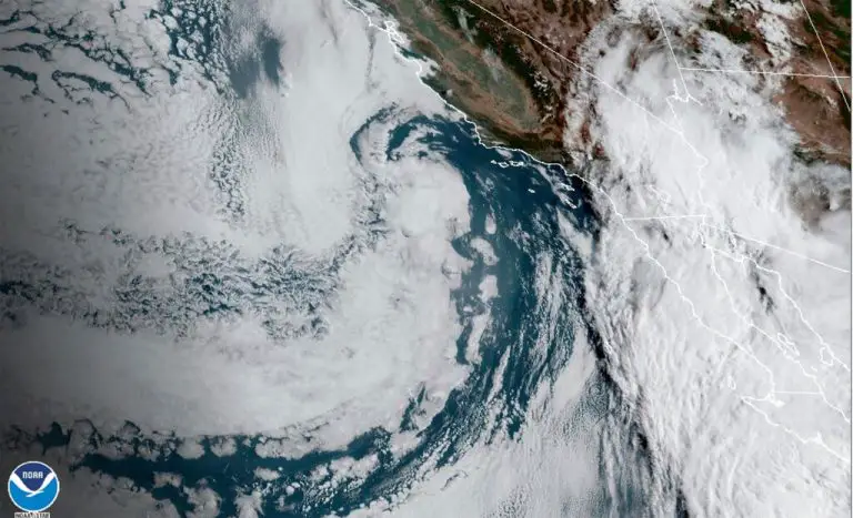 Huracán Hilary azota las costas de Baja California