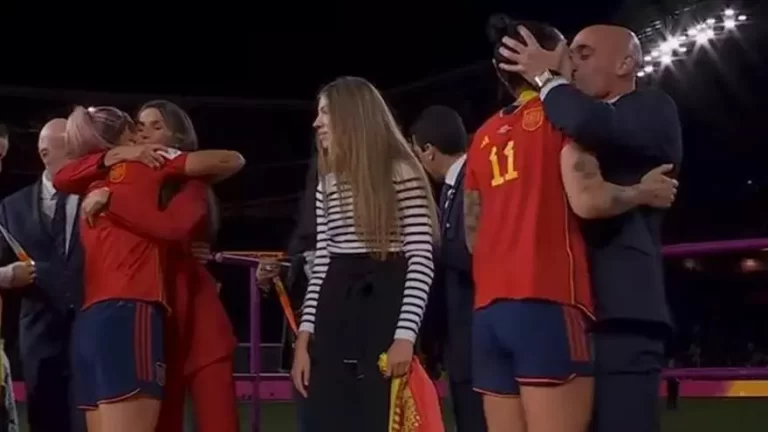Beso forzado de Rubiales empaña título Mundial de España