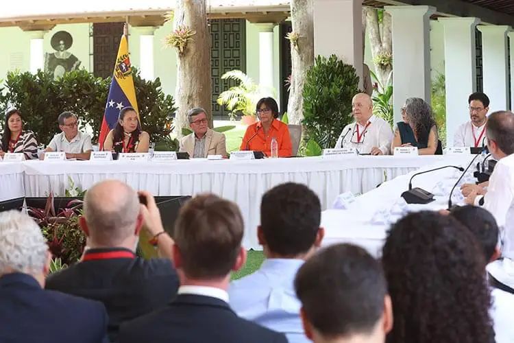 Instalado diálogo entre ELN y gobierno colombiano en Caracas