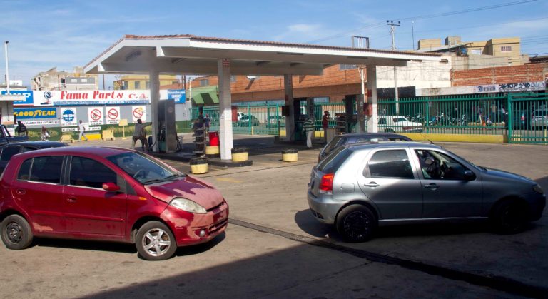 Distribución de gasolina normal “por ahora” en Punto Fijo