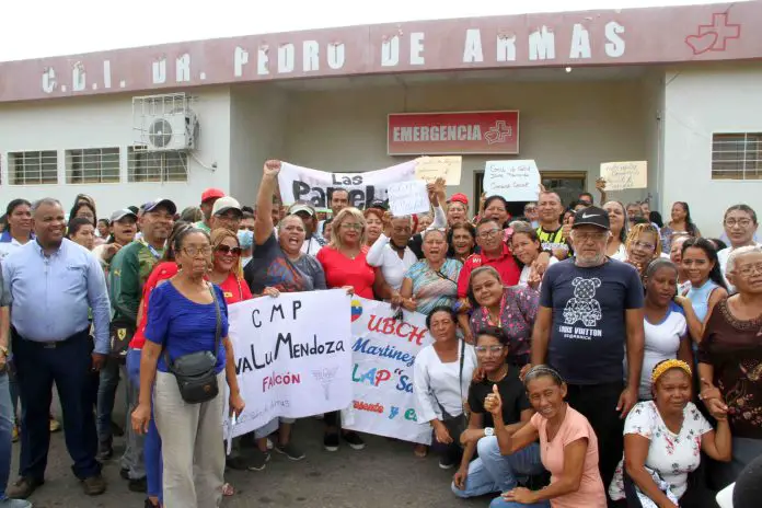 La directora del CDI Pedro de Armas recibió el apoyo de las comunidades de su punto y círculo por su valiosa gestión para atender a casos puntuales.