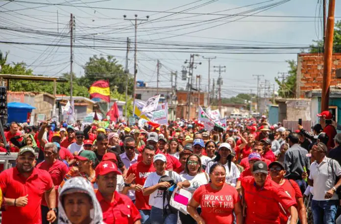 Los militantes de la PSUV mostraron su respaldo al proceso revolucionario con banderas, carteles, alegría y consignas que reforzaban el liderazgo de Maduro.