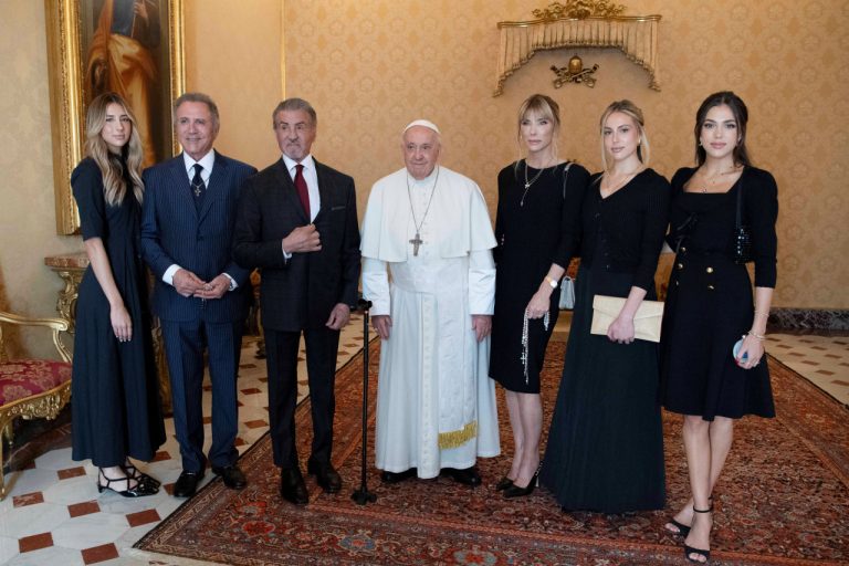 El papa Francisco recibió a Sylvester Stallone: “¿Listo para boxear?”
