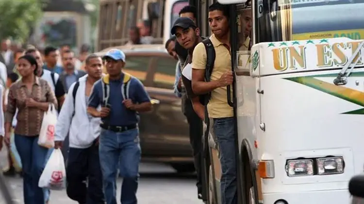 El pasaje urbano en Caracas lo ajustan a Bs. 10