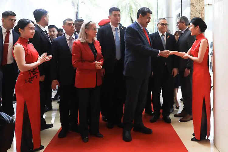El presidente Nicolás Maduro inicia gira en China