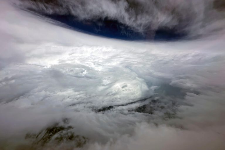 Amenaza del Tifón Saola deja 900.000 evacuados