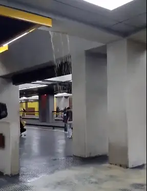 VIDEO Torrencial lluvia inundó Metro de Caracas