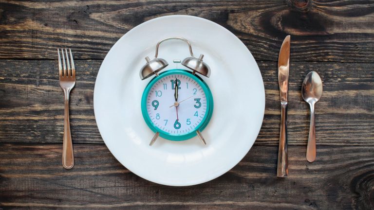 Cuál es la mejor hora para cenar y acelerar el metabolismo, según los expertos