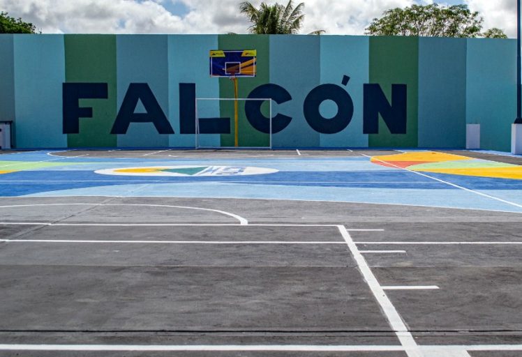 Una vez más el gobernador, Víctor Clark, dio respuesta, en el municipio Falcón, con la entrega de la rehabilitación integral del complejo deportivo.