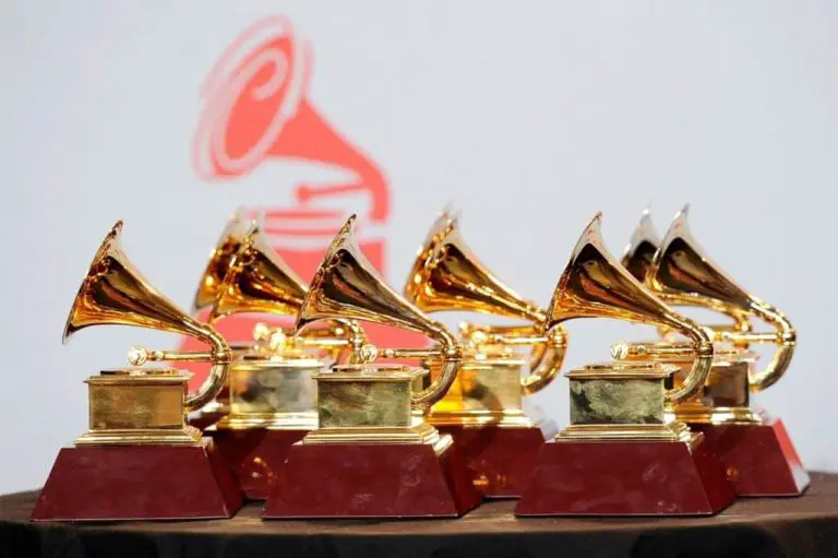 Los Grammy podrían considerar premiar una canción generada por IA