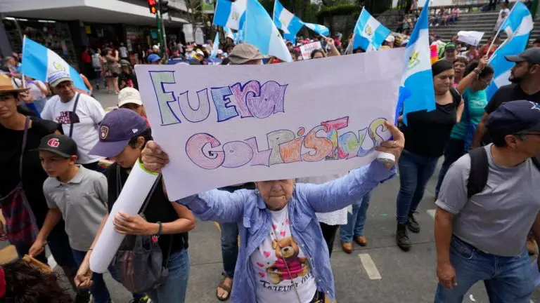Guatemaltecos exigen la renuncia de la fiscal general